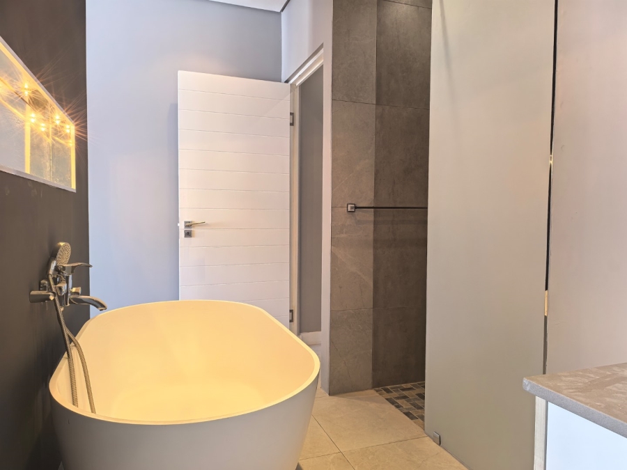 To Let 3 Bedroom Property for Rent in Sea Point Western Cape